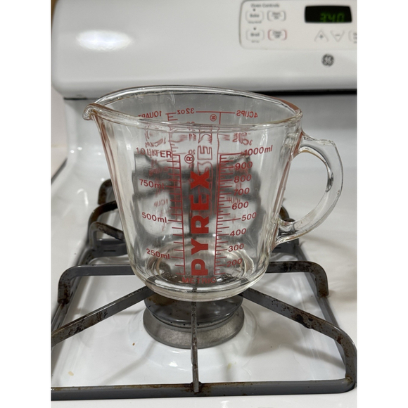 Vintage PYREX Glass Liquid 1 Quart 4 Cup Measuring Red Lettering "D" Handle USA - Picture 3 of 10